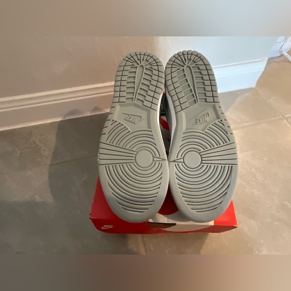 Nike Dunk Low kid size 3y
Two-Toned Grey (GS) sneakers - Picture 5 of 16